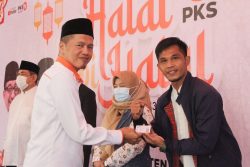 Ketua DPD PKS Kabupaten Bogor Dedi Aroza menyerahkan KTA pada kader baru yang direkrut tahun 2022